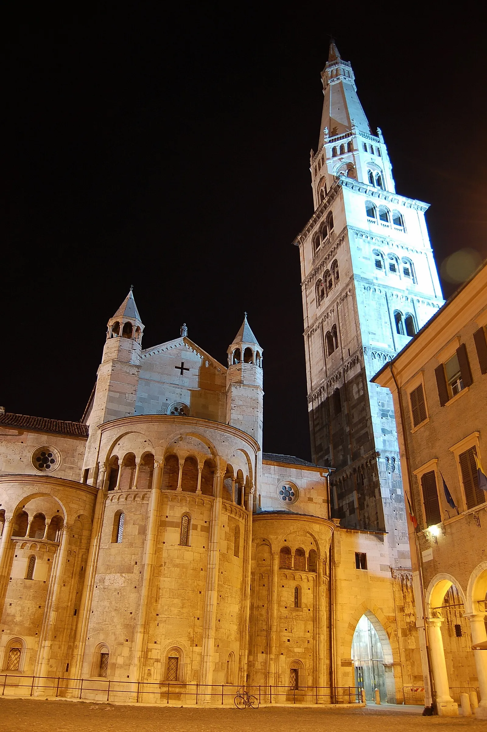 Il Duomo di Modena visto da Piazza Grande
