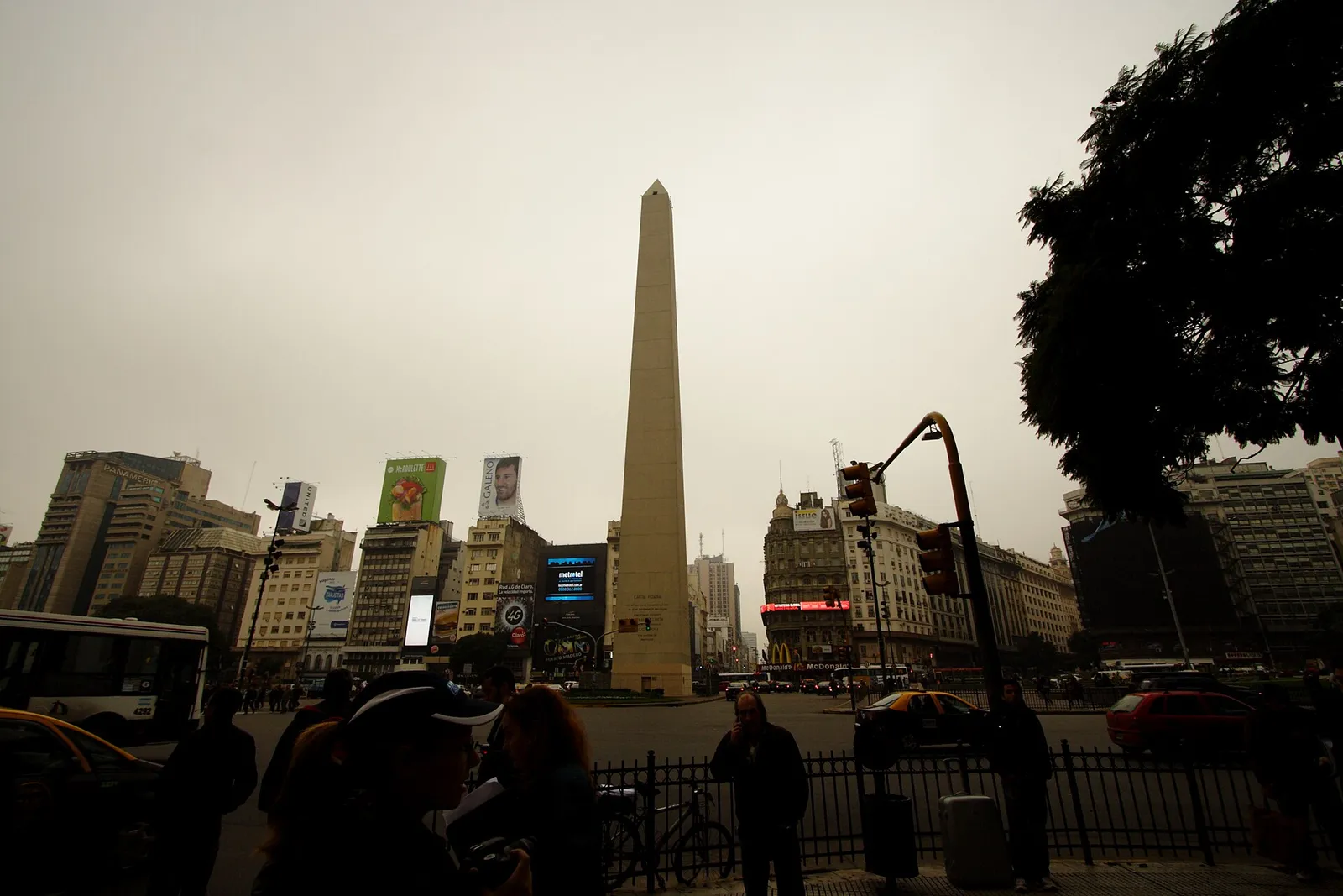 L'avenida 9 de Julio a Buenos Aires con l'Obelisco