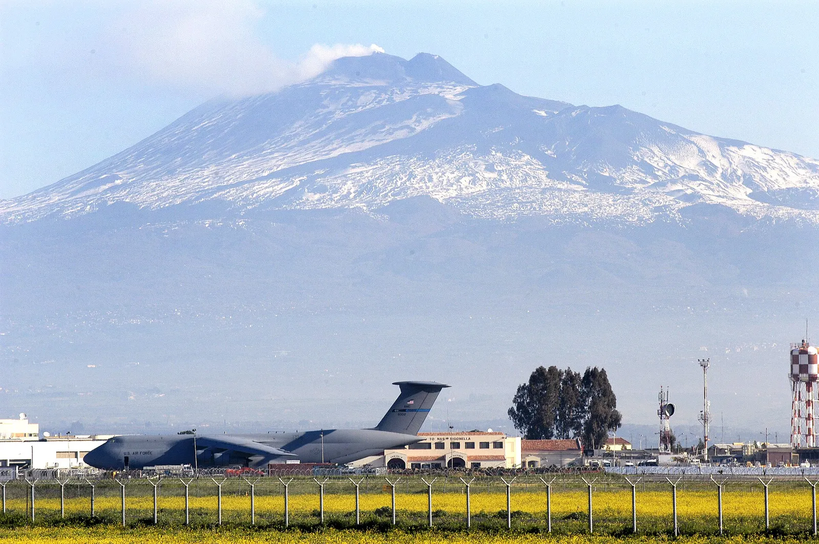 Un aereo militare statunitense alla base di Sigonella, in Sicilia (immagine d'archivio)