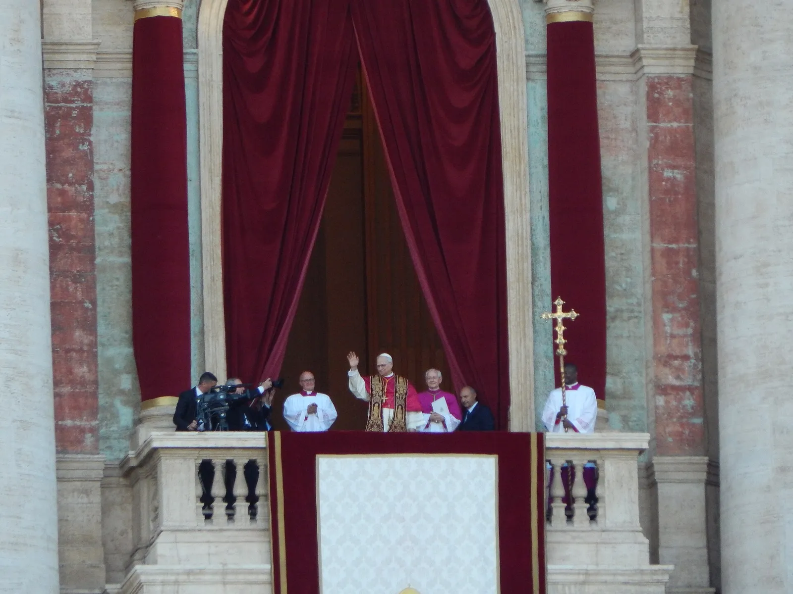 Papa Leone XIV saluta i fedeli