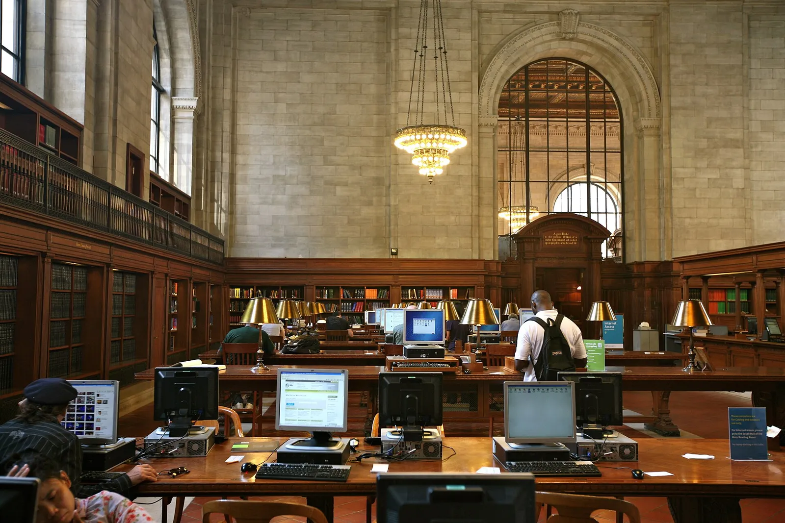 La sala di lettura di una grande biblioteca