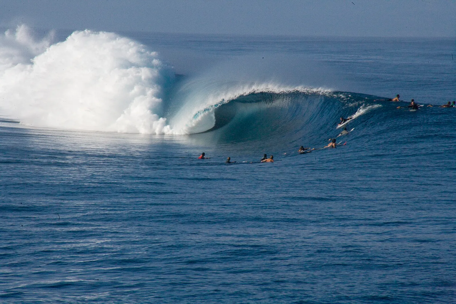 Un surfista in azione su un'onda durante una competizione