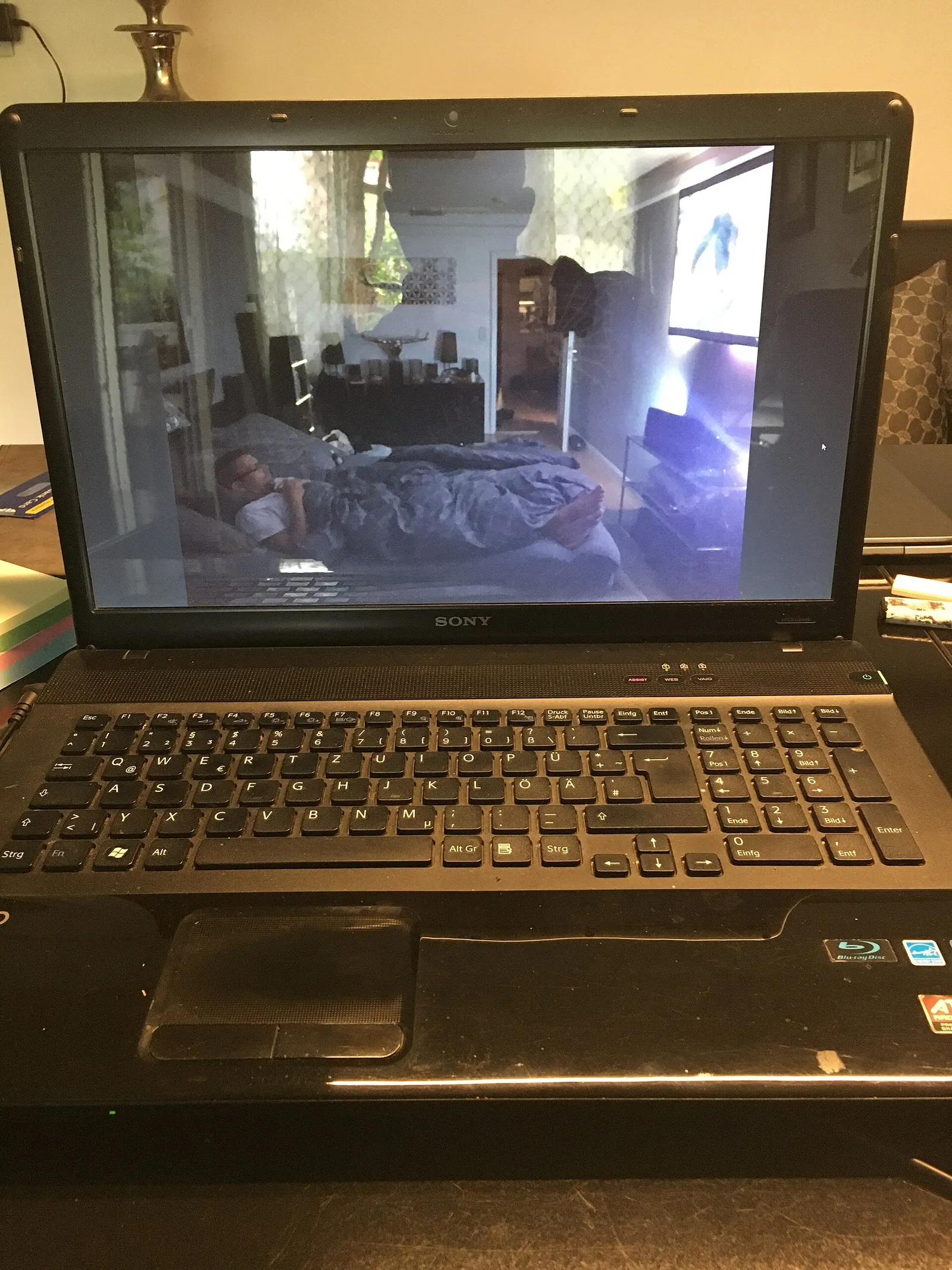 Una persona guarda un video in streaming su un portatile