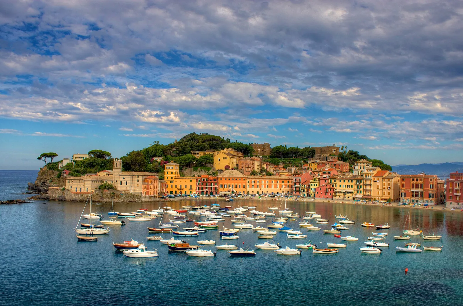 Sestri Levante, in Liguria, con la Baia del Silenzio