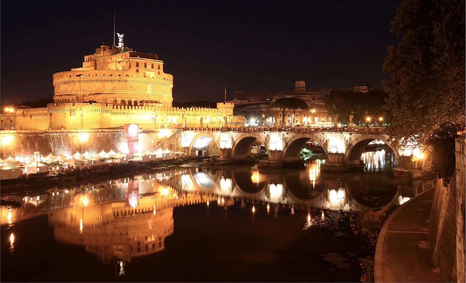 Castel Sant'Angelo a Roma, di notte (immagine d'archivio)
