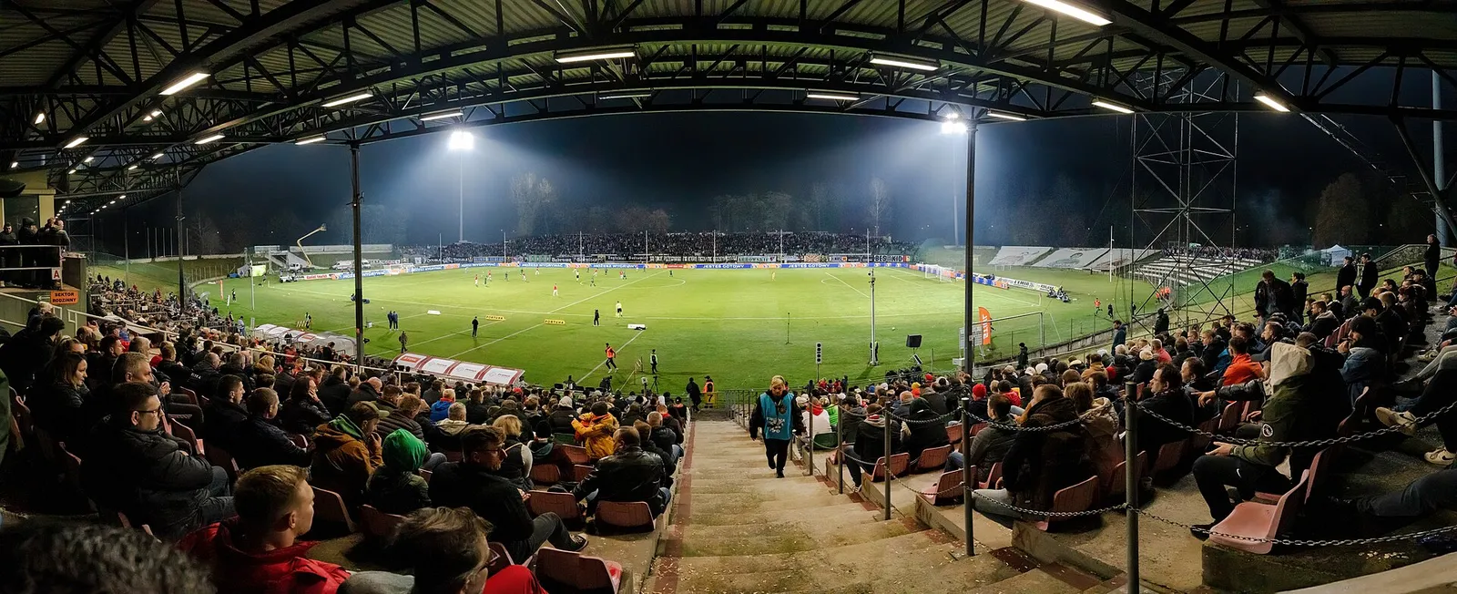 Uno stadio di calcio gremito durante una partita