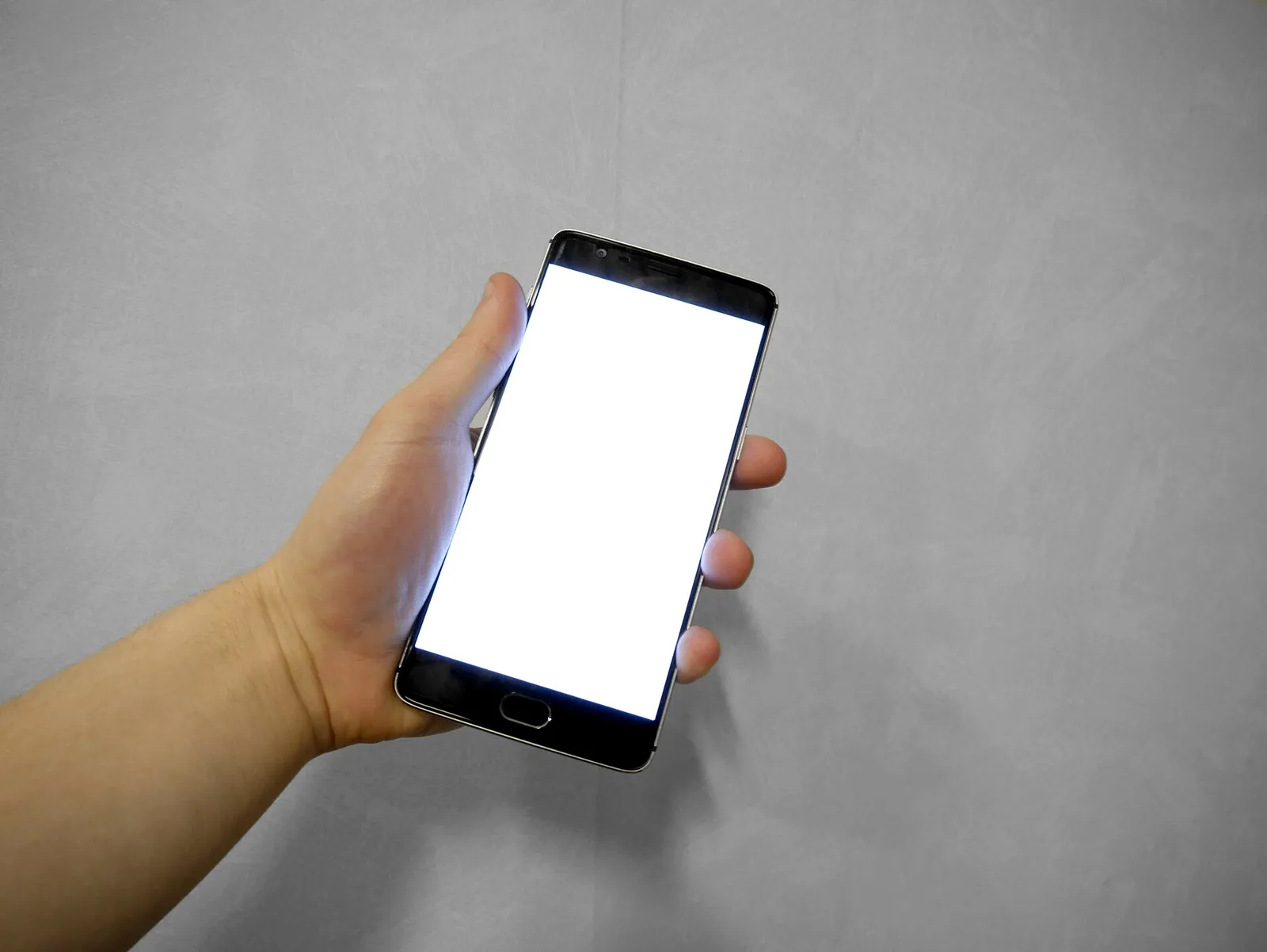 Una mano tiene uno smartphone