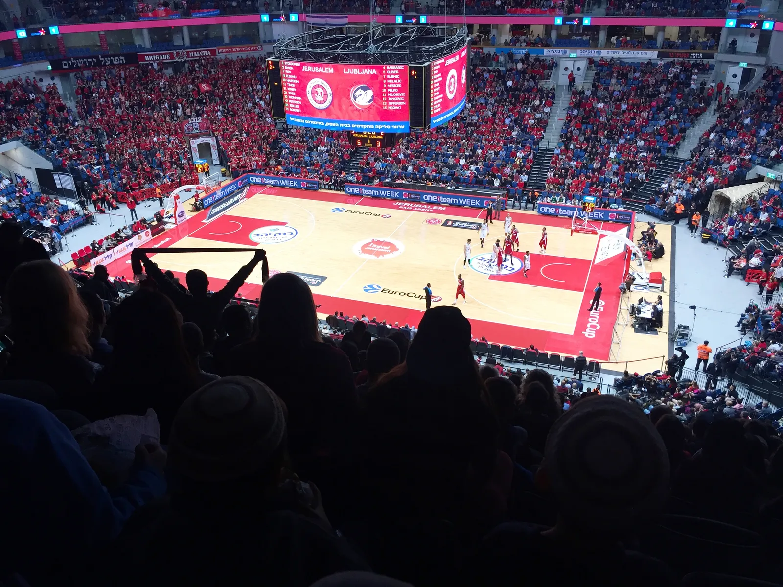Una partita di basket in un'arena (immagine d'archivio)