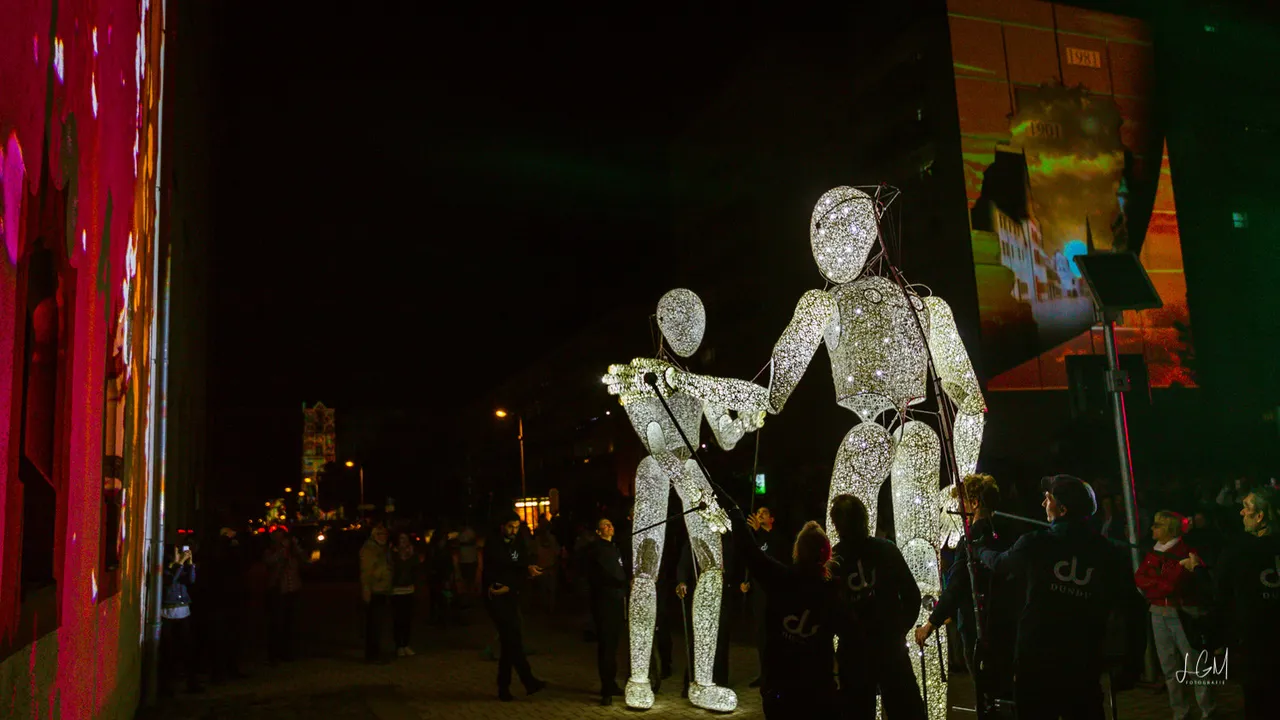Un concerto dal vivo con luci sul palco