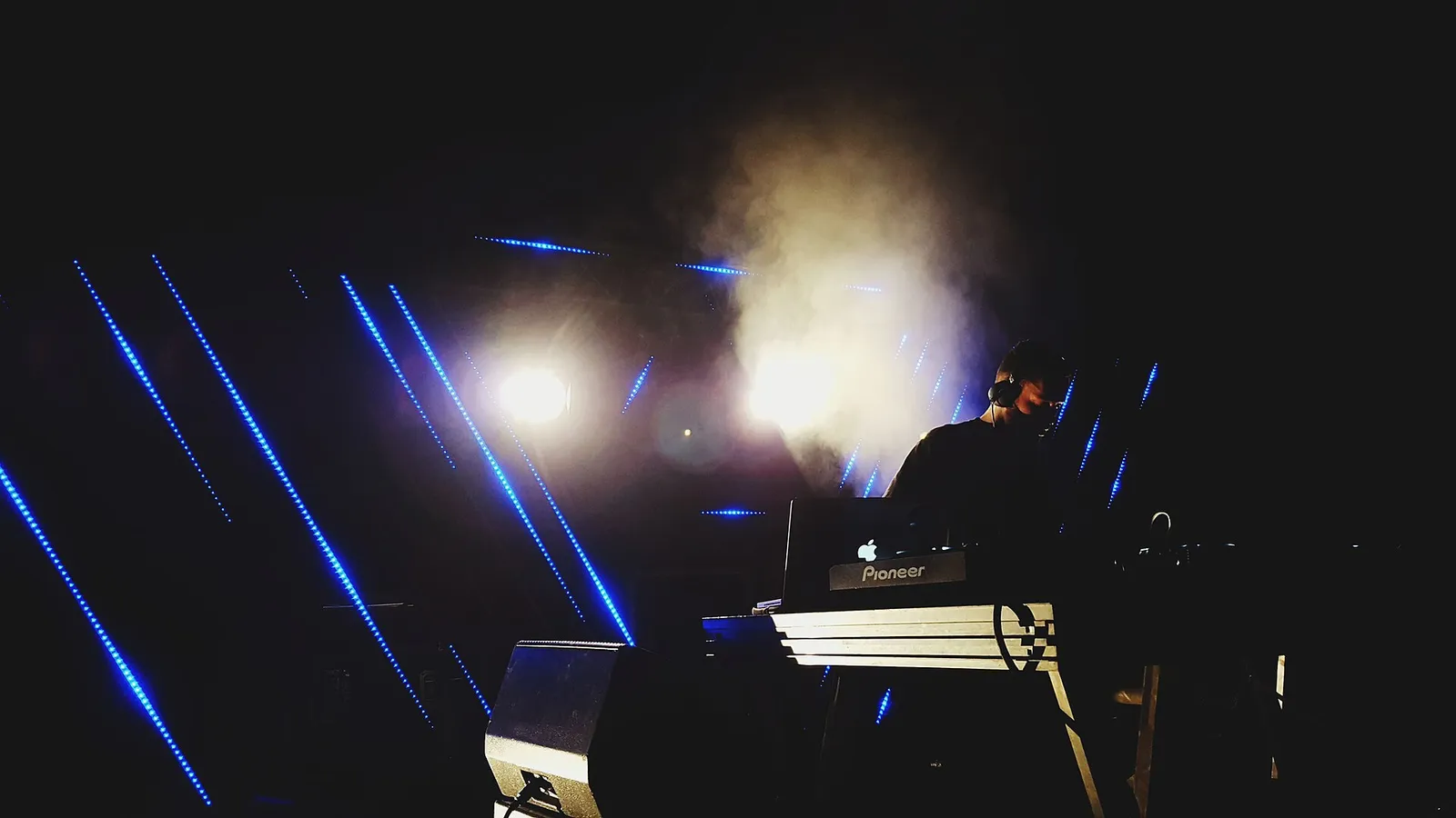 Un dj durante un festival di musica elettronica