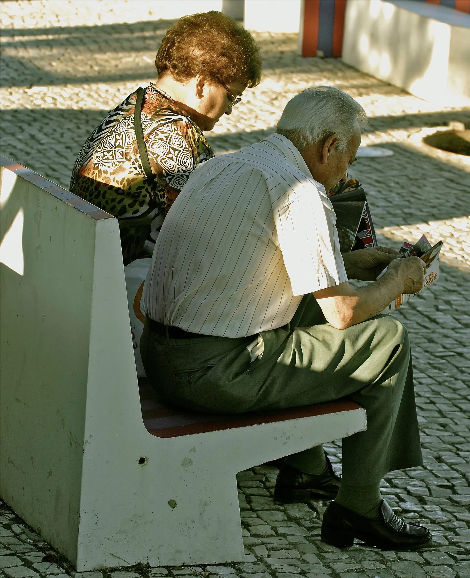 Una coppia di anziani seduta a leggere (immagine di contesto)