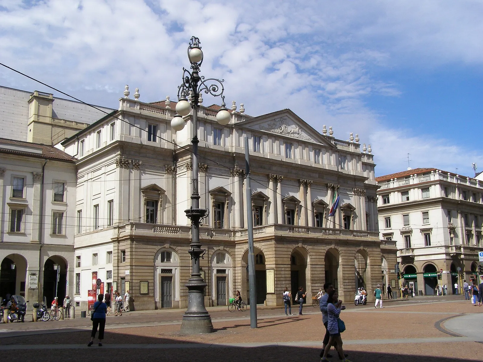 La facciata del Teatro alla Scala a Milano