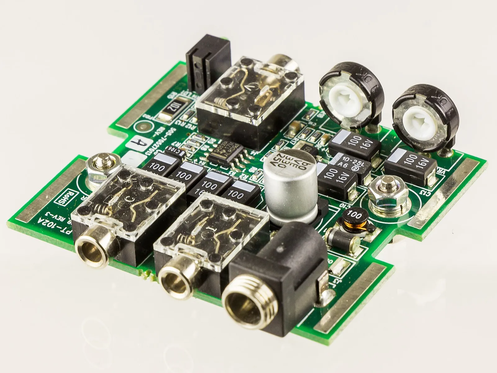 Una scheda elettronica con componenti a semiconduttore