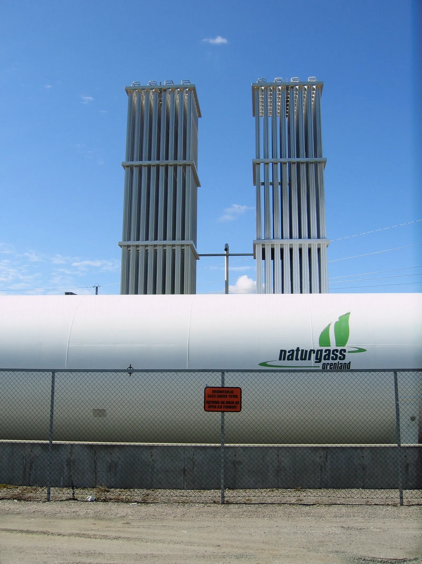 Un serbatoio di stoccaggio del gas naturale liquefatto con i suoi evaporatori
