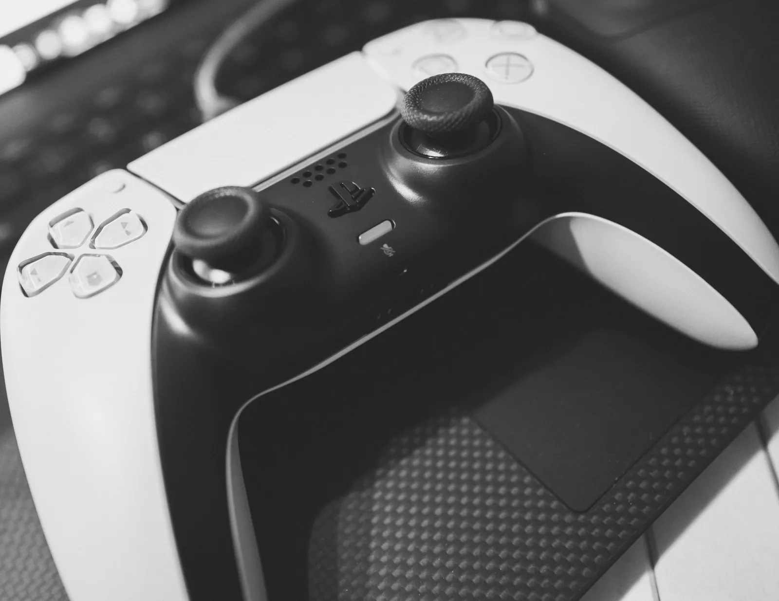 Un controller DualSense per PlayStation 5