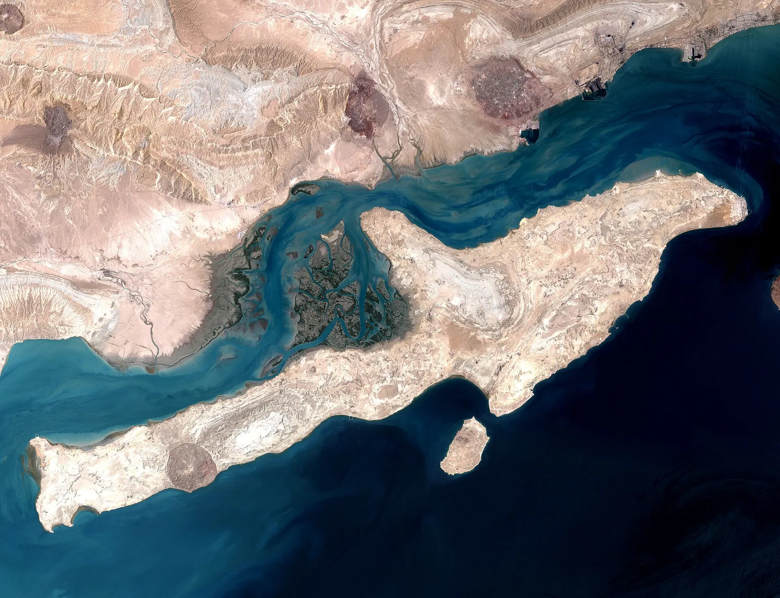 Veduta satellitare dell'isola di Qeshm e dello stretto di Hormuz