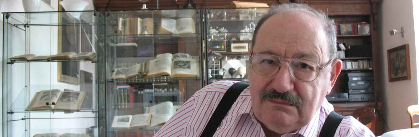 Umberto Eco nella sua biblioteca