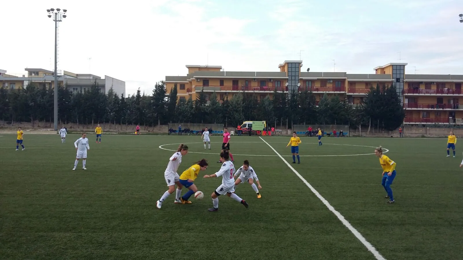 Una partita di calcio femminile in Italia