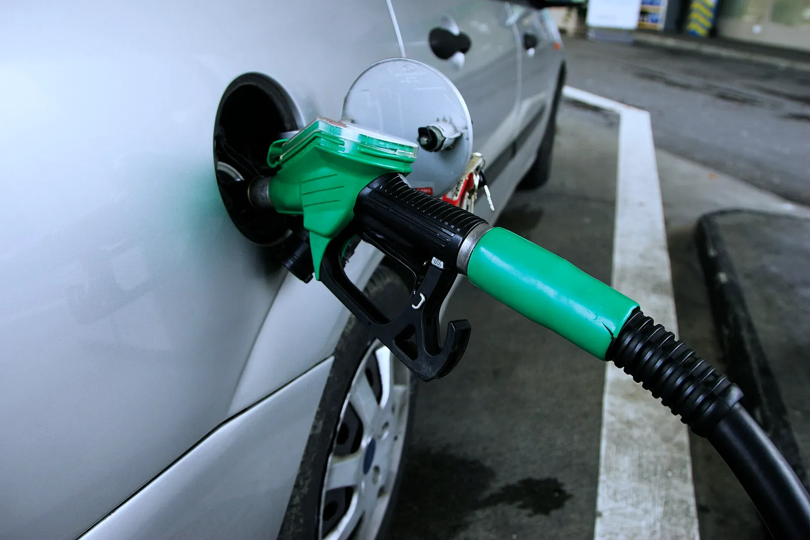 Una pistola di erogazione del carburante a una pompa di benzina
