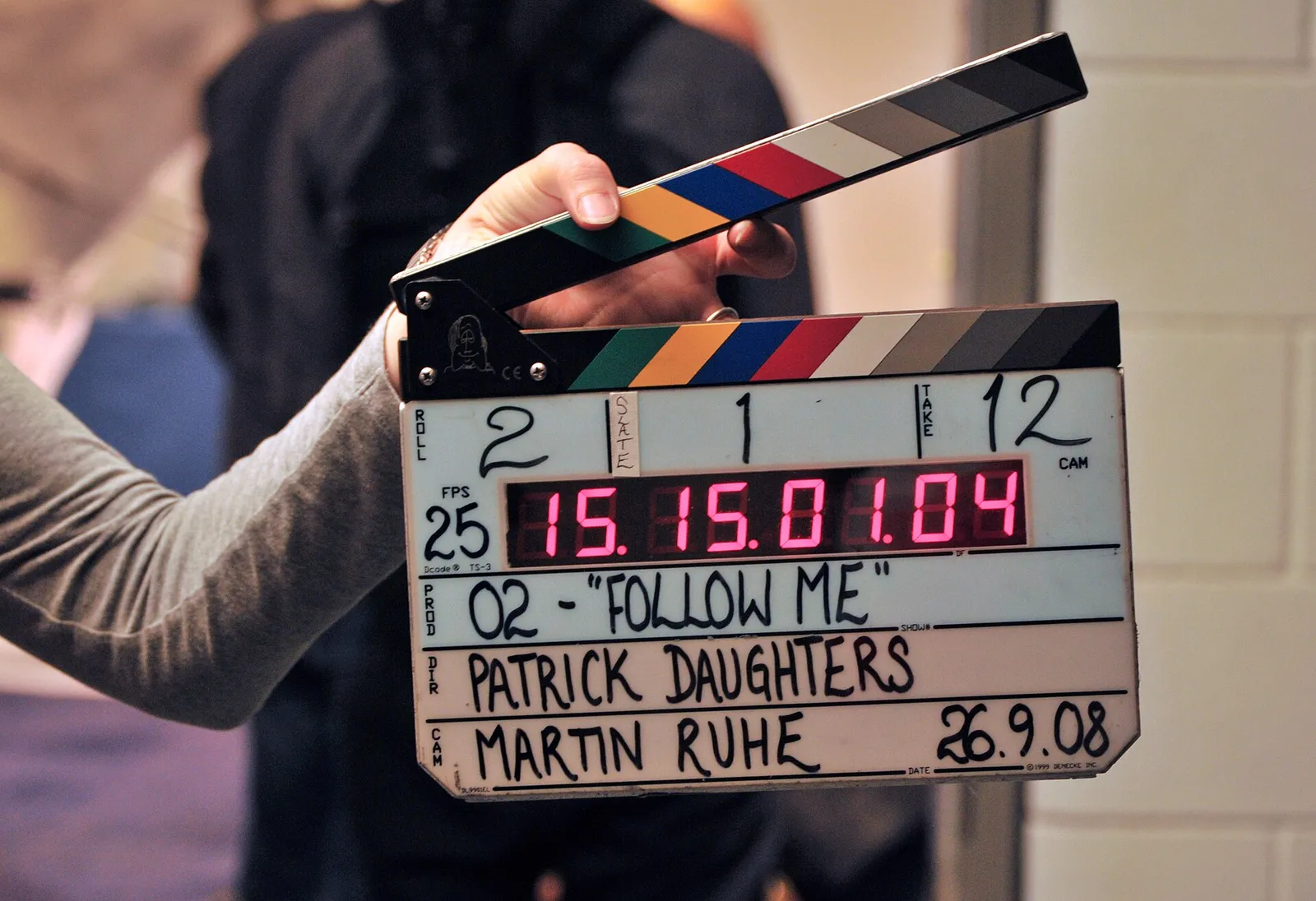 Un ciak sul set di una produzione audiovisiva