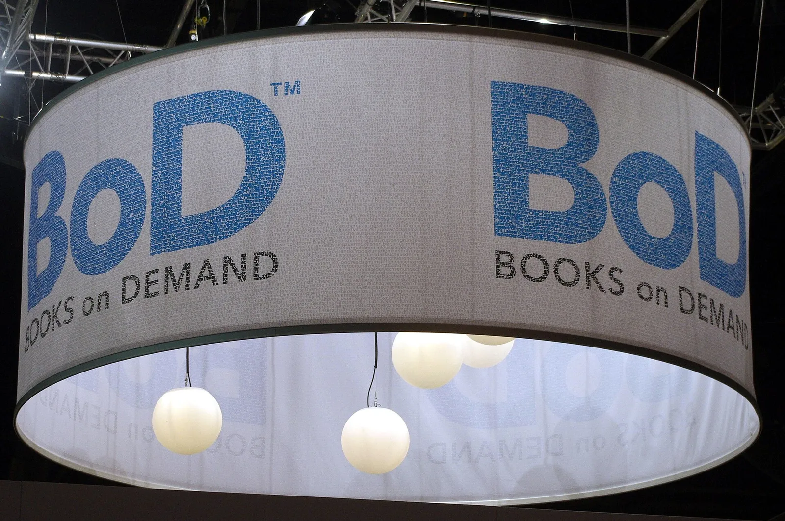 Uno stand di libri in una fiera dell'editoria