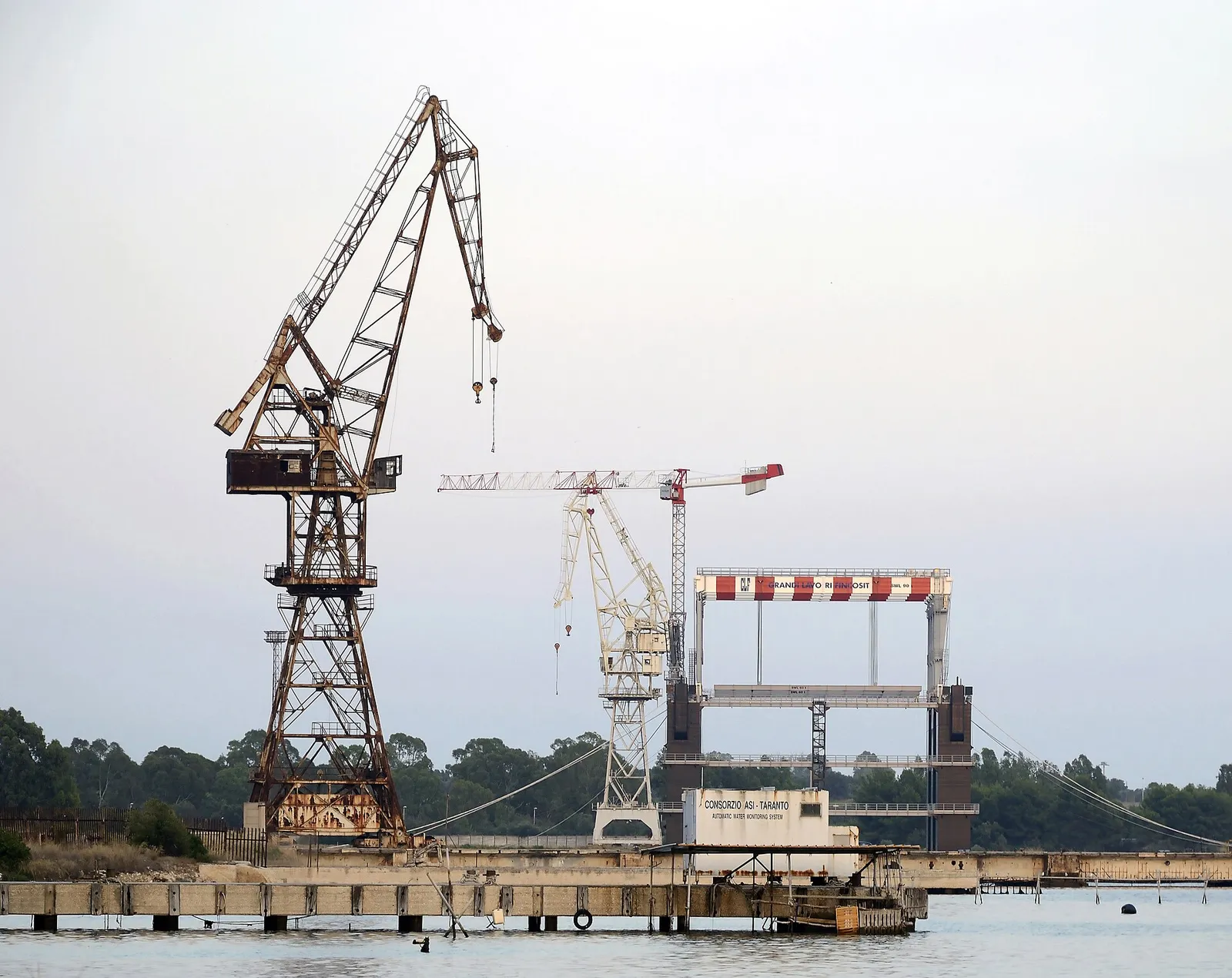 Gru nel porto di Taranto, nel Mezzogiorno