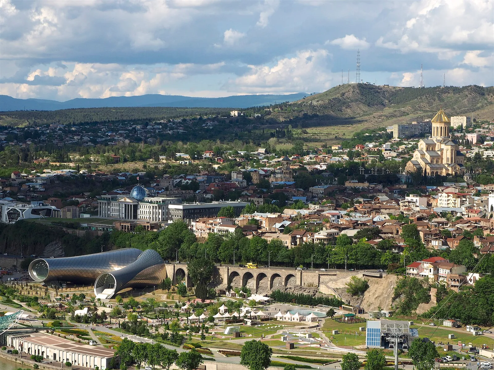 Il Rike Park di Tbilisi, sulle rive del fiume Kura