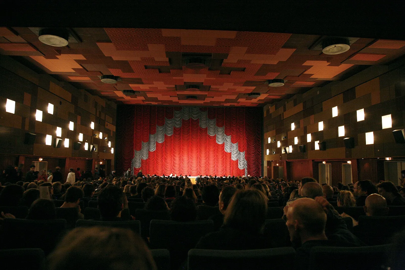 La sala di un cinema durante una proiezione