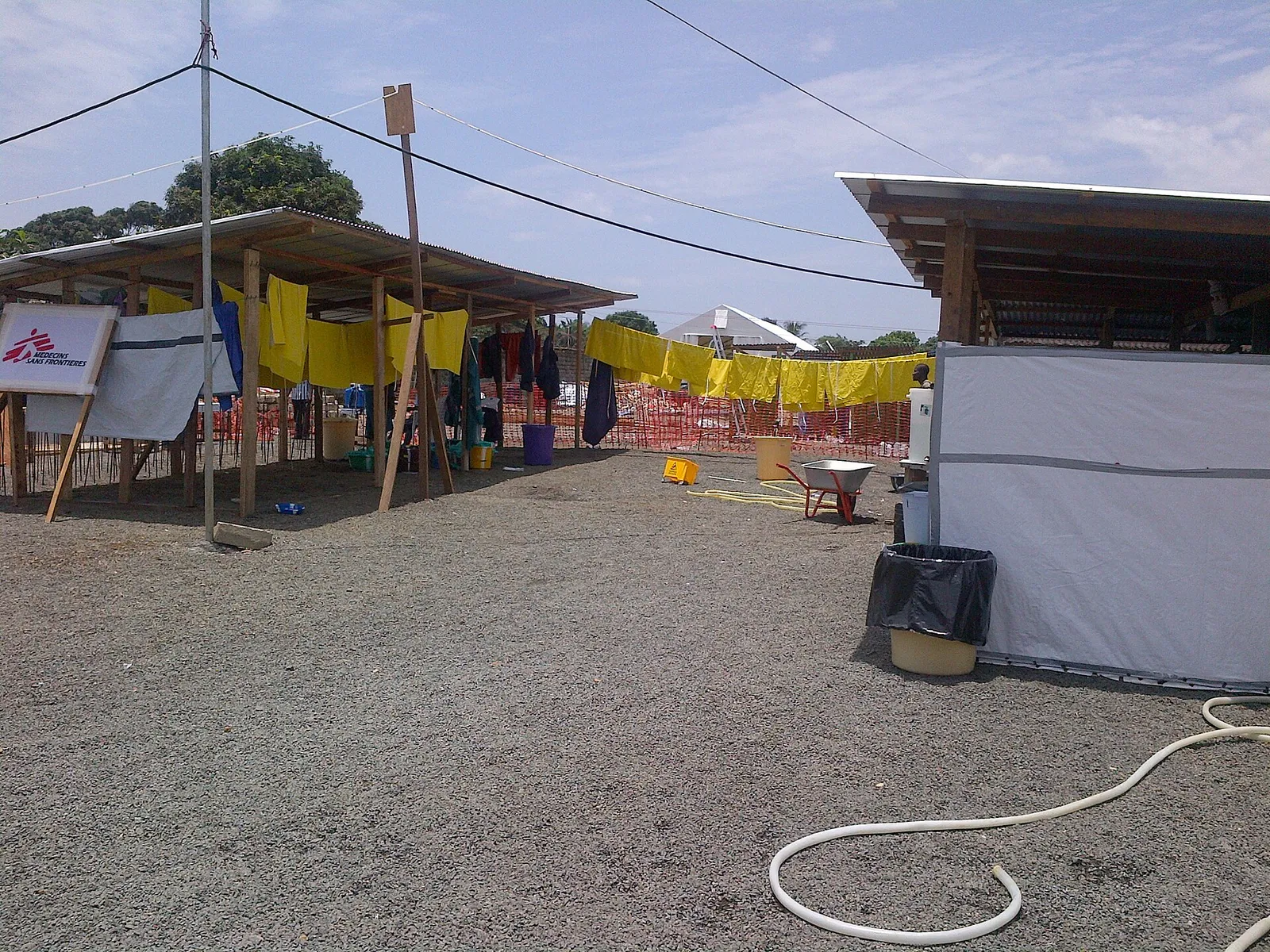 Operatori sanitari in un centro di trattamento per l'Ebola (immagine d'archivio)