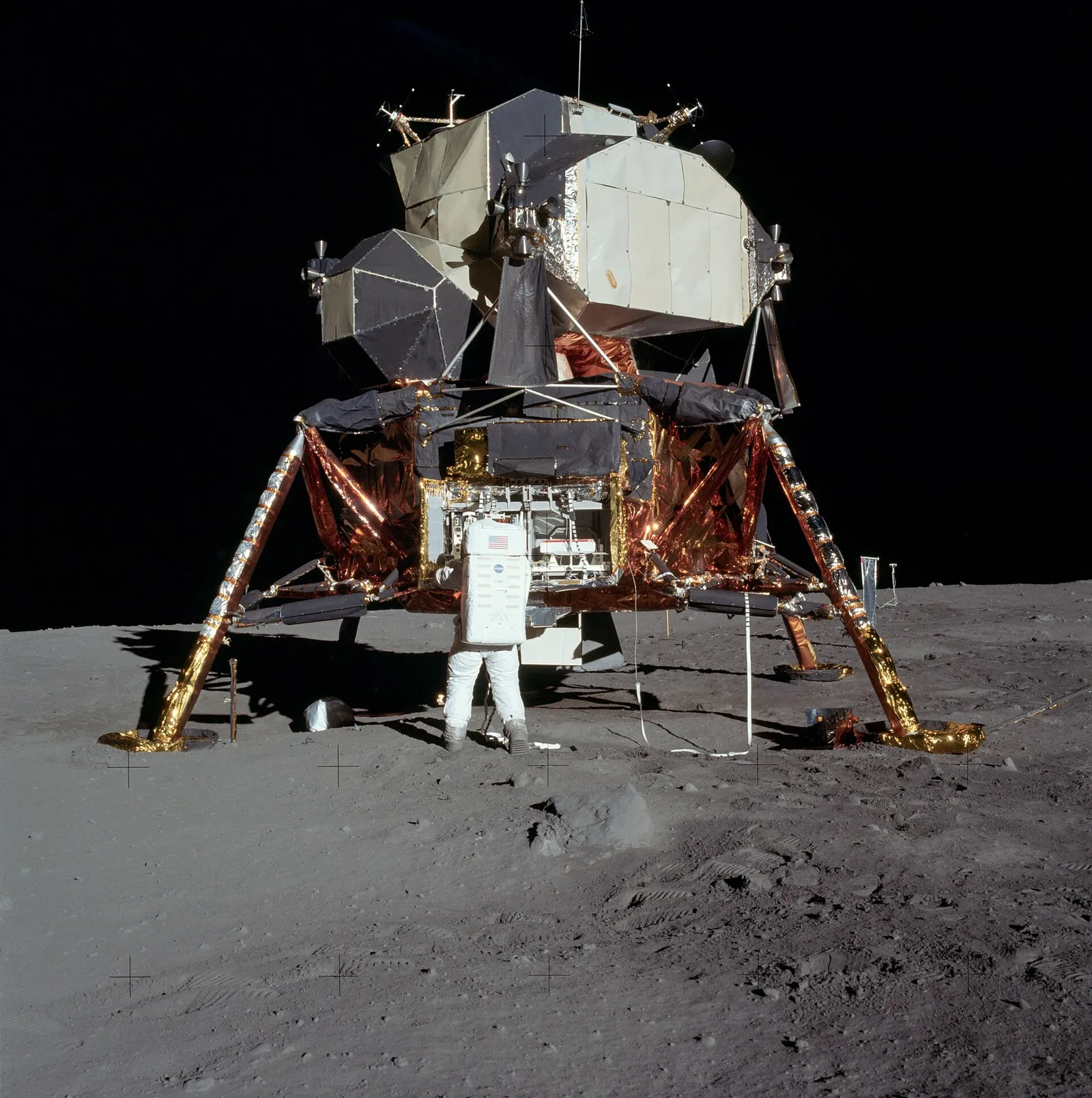 Un modulo di allunaggio sulla superficie della Luna