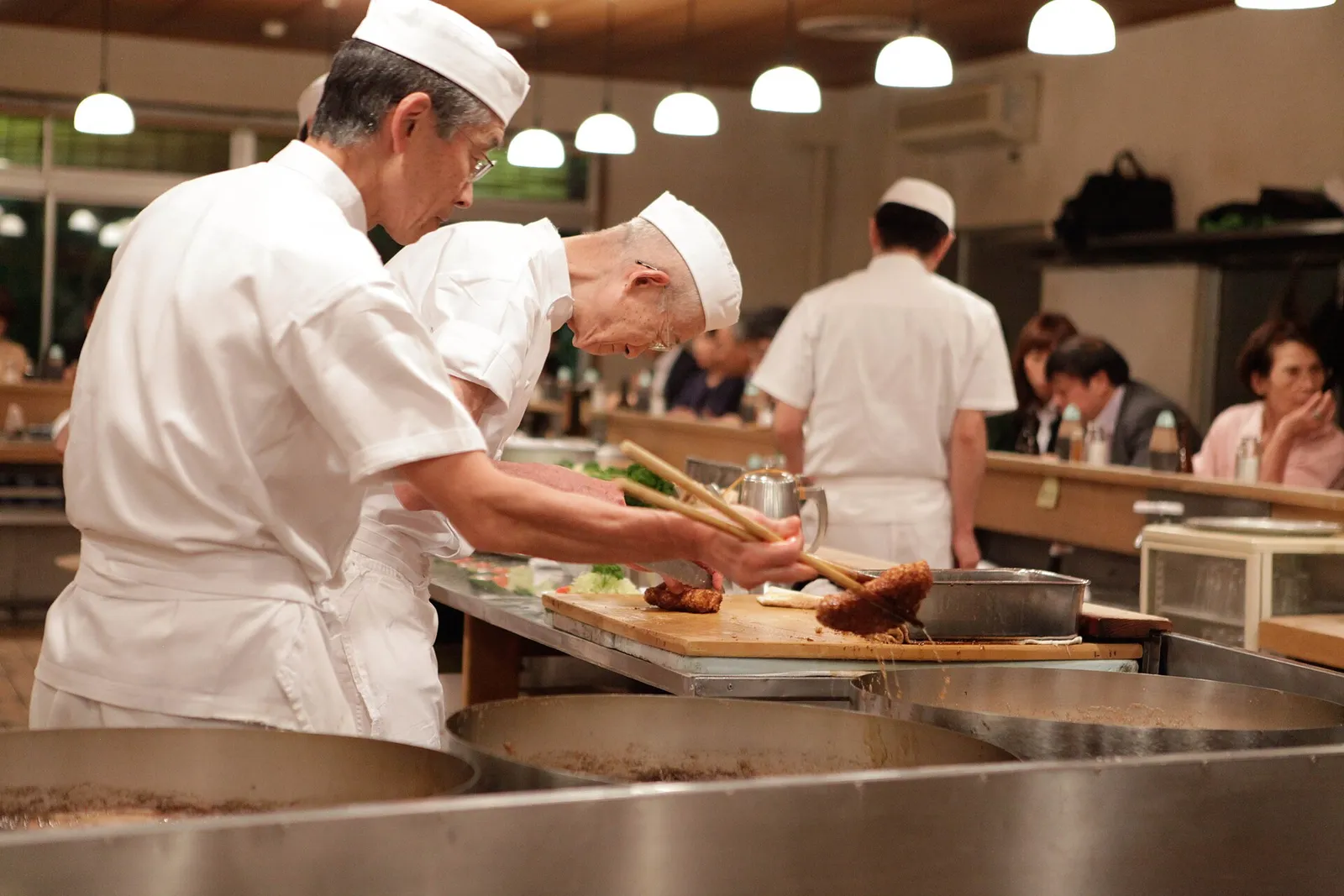 Cuochi al lavoro in una cucina