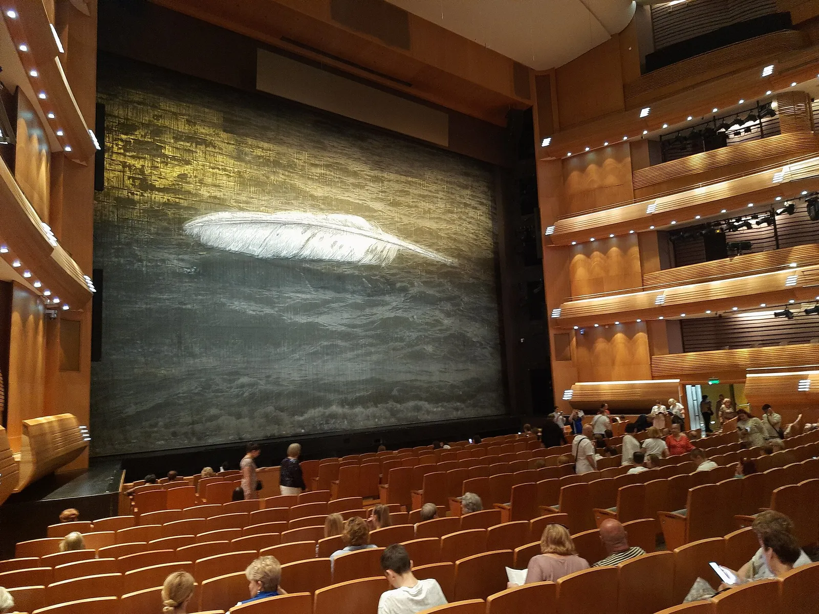 La sala e il palcoscenico di un teatro