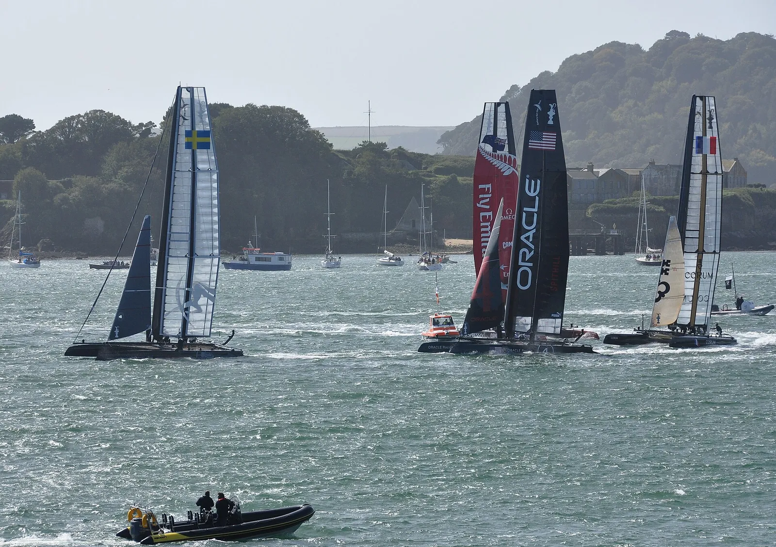 Un'imbarcazione dell'America's Cup in regata