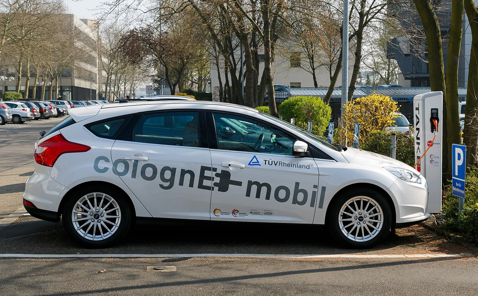 Una colonnina di ricarica per auto elettriche
