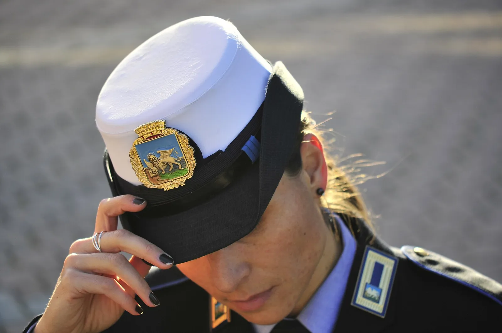 Un agente della Polizia locale in divisa