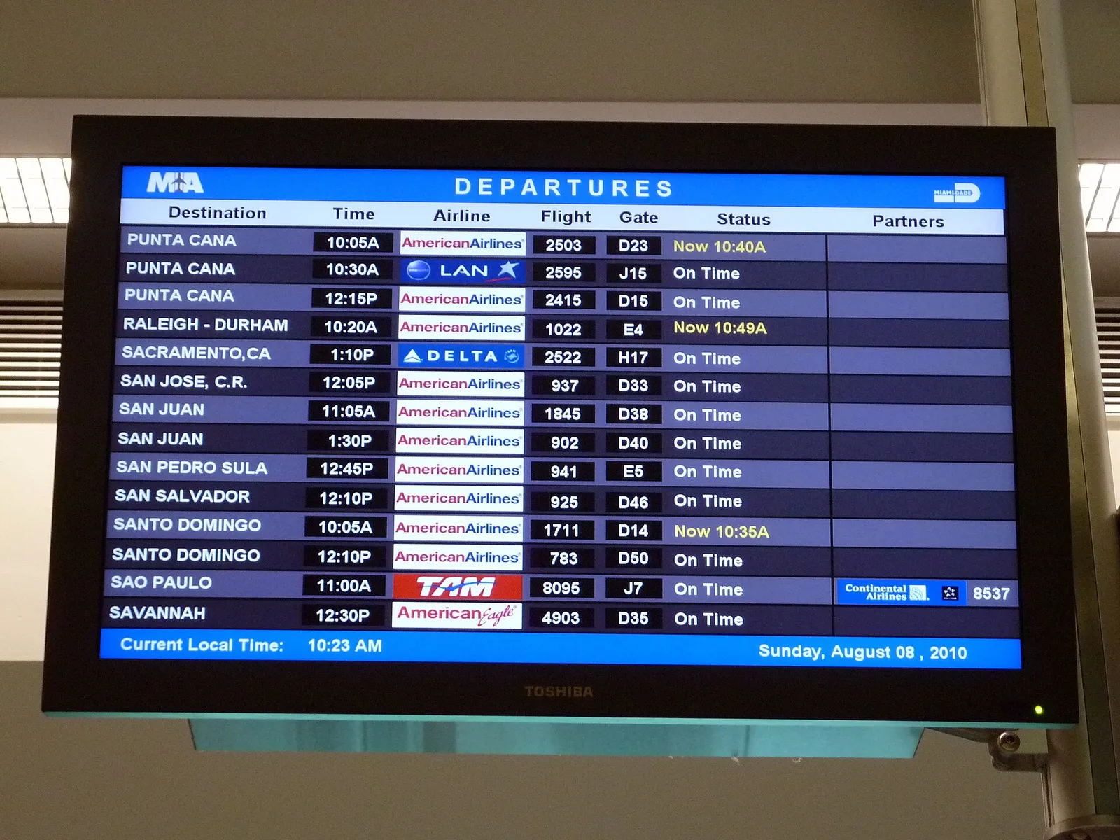 Il tabellone delle partenze in un aeroporto