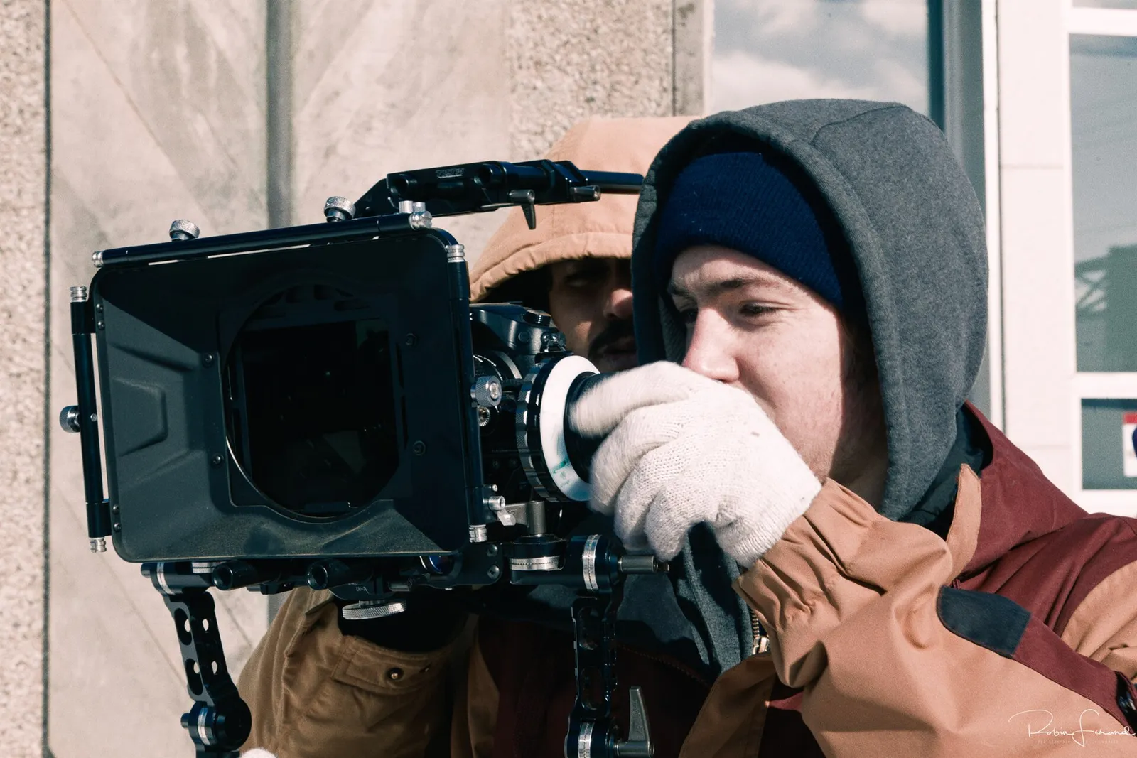 Una troupe cinematografica con la cinepresa durante le riprese (immagine di contesto)