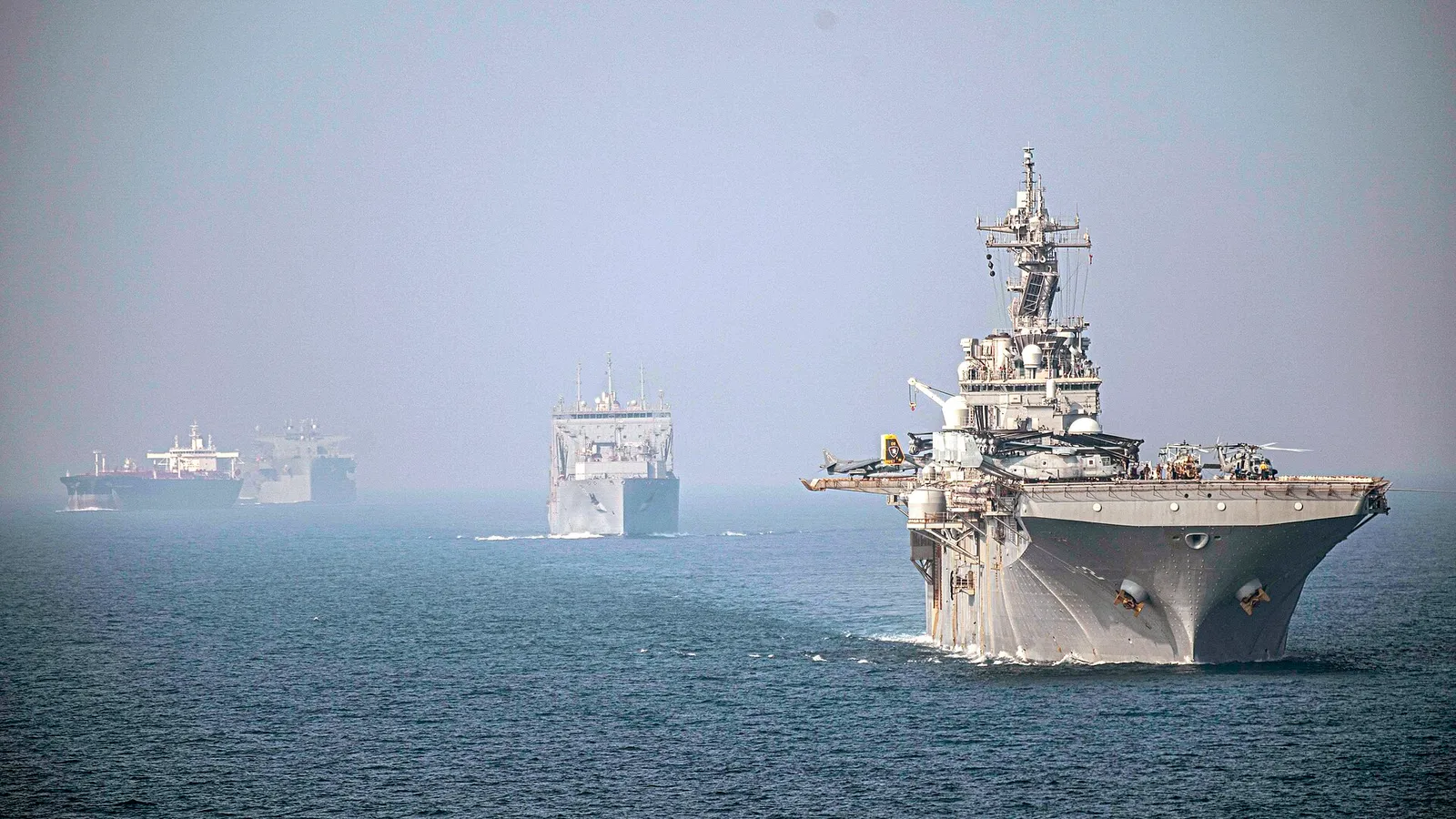 Navi in transito nello Stretto di Hormuz