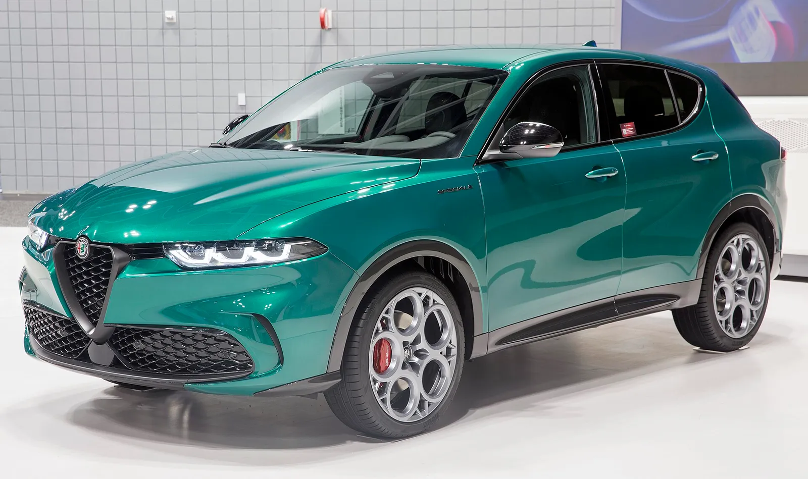 Un'Alfa Romeo Tonale esposta a un salone dell'automobile