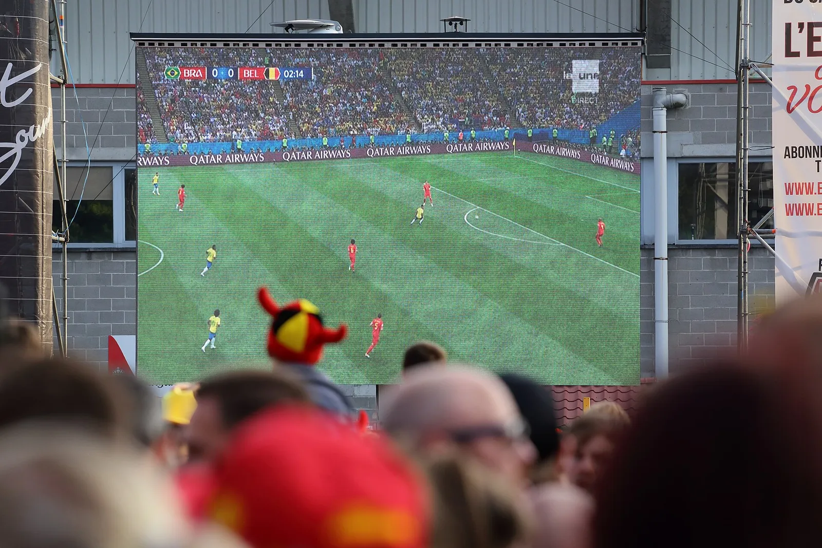 Tifosi guardano una partita di calcio in televisione