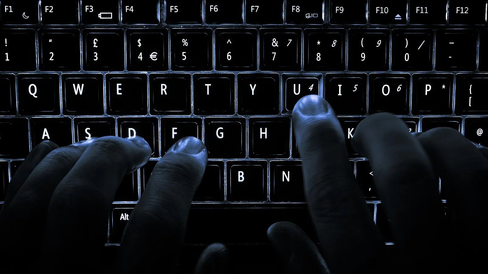 Una tastiera di computer retroilluminata