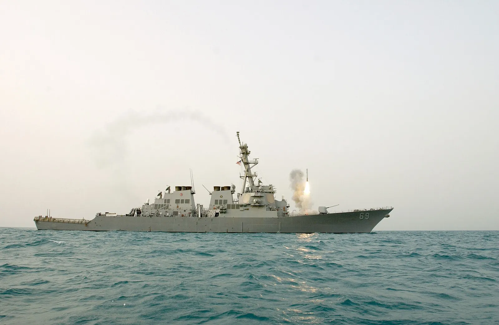 Un cacciatorpediniere lanciamissili della Marina statunitense lancia un missile da crociera