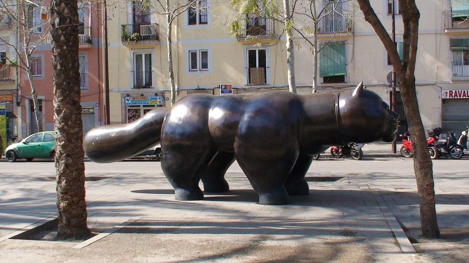 Una scultura di Fernando Botero, il gatto del Raval a Barcellona