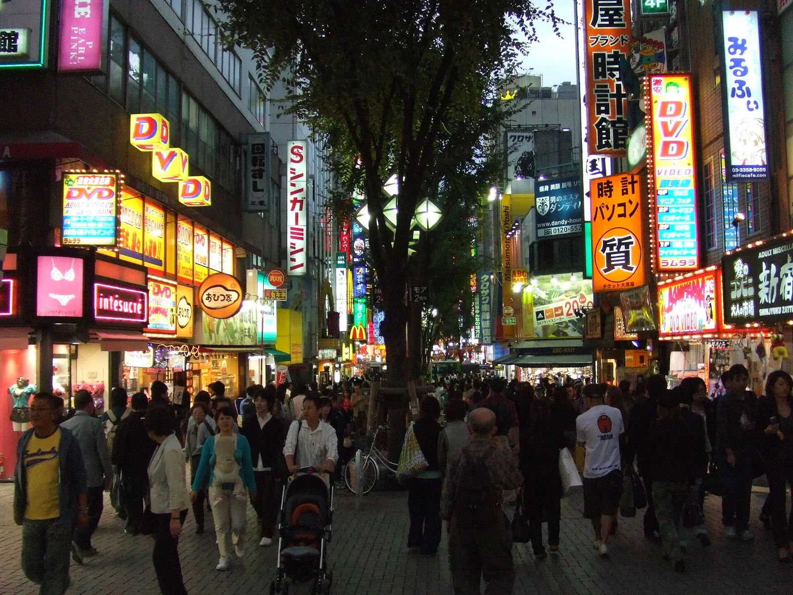 Insegne al neon in una strada di Tokyo di notte