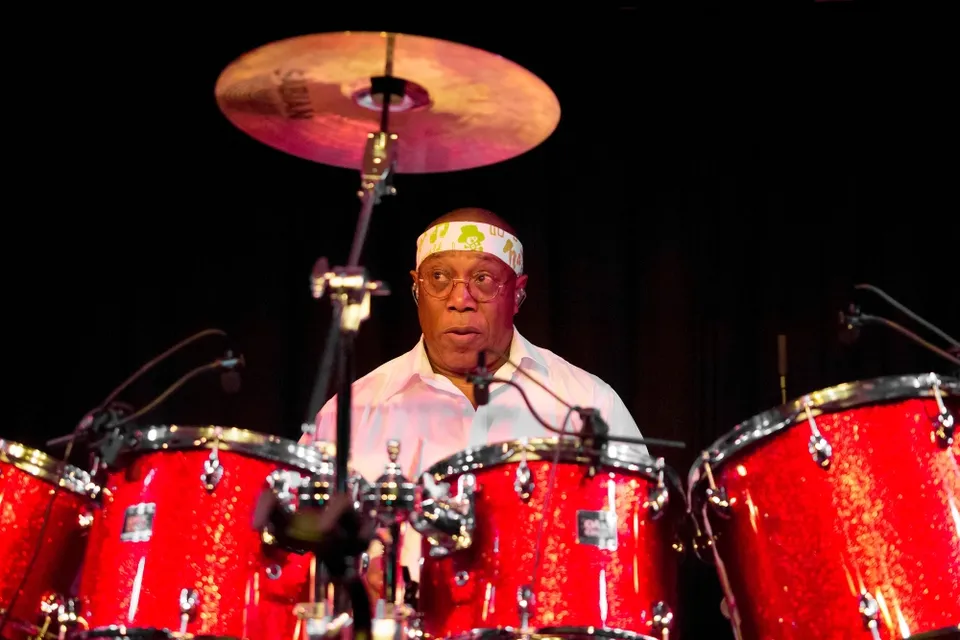 Billy Cobham alla batteria durante un concerto