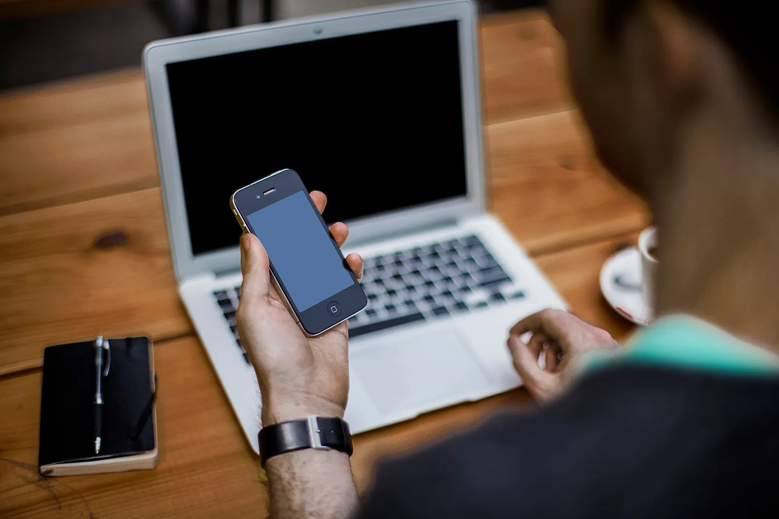 Una persona davanti a un computer portatile