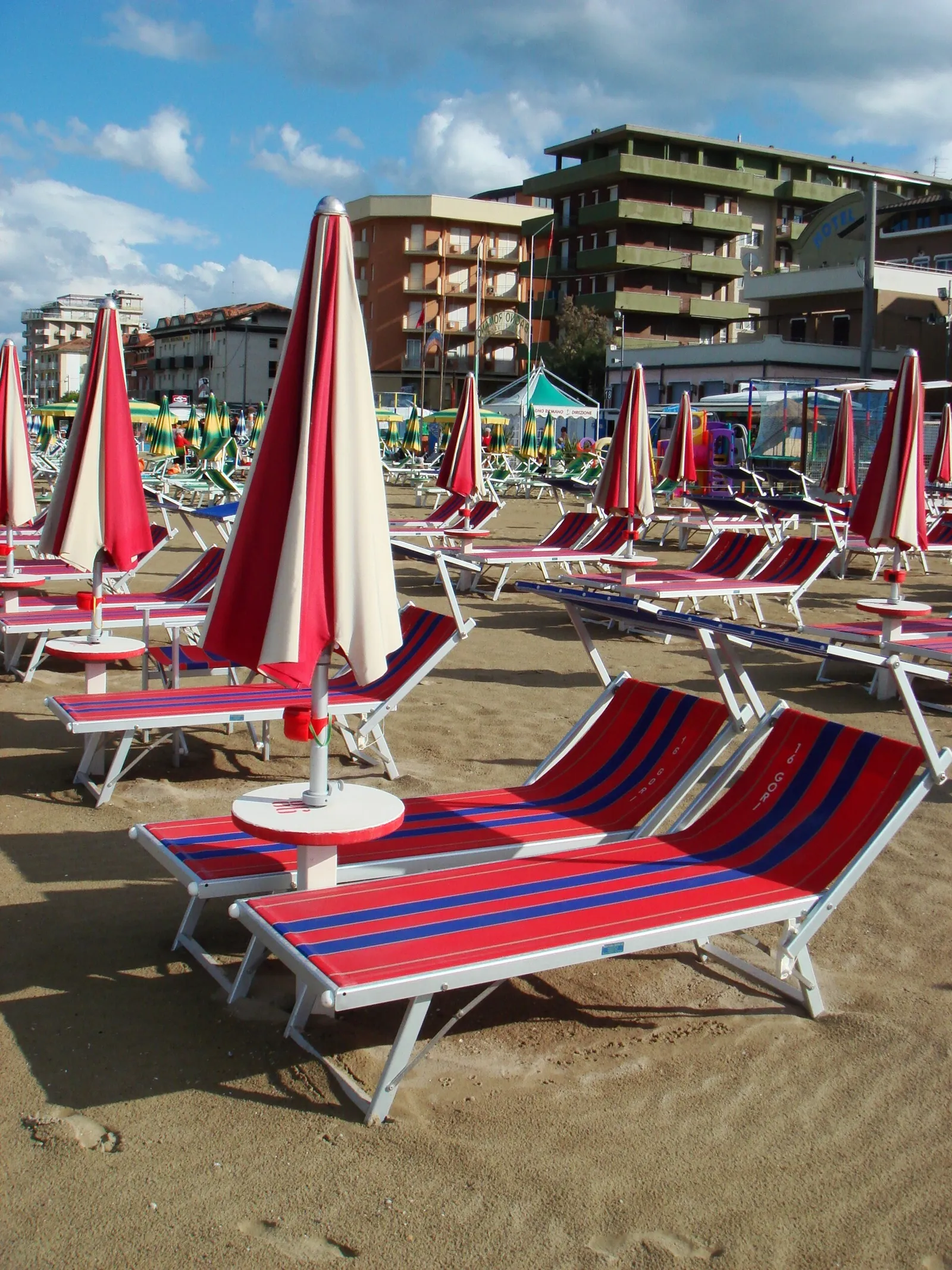 Ombrelloni e lettini su una spiaggia attrezzata della riviera adriatica