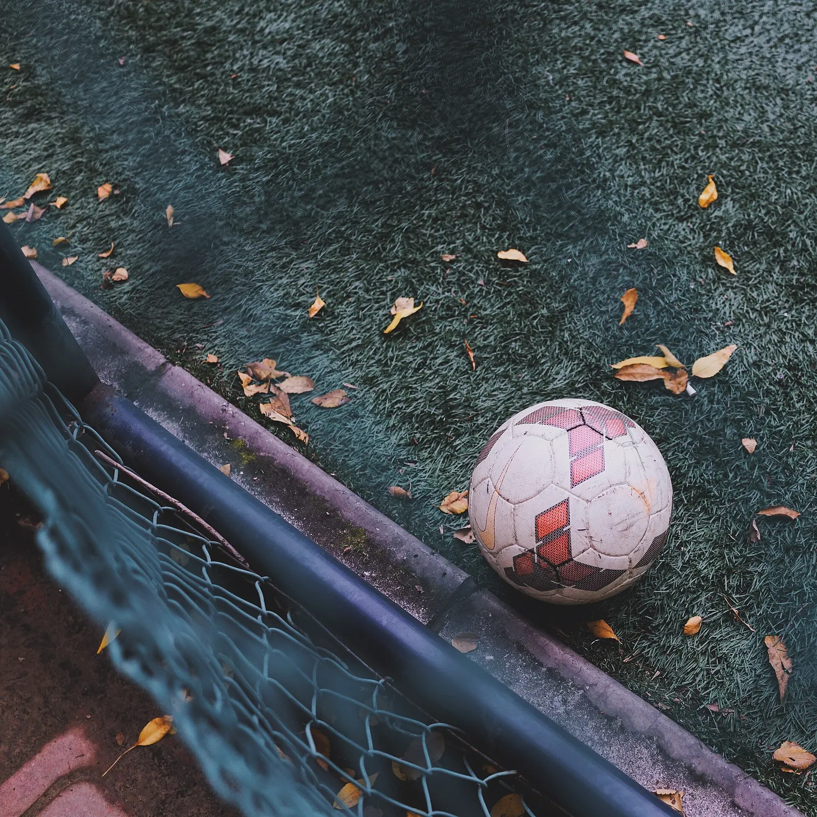 Un pallone da calcio su un campo