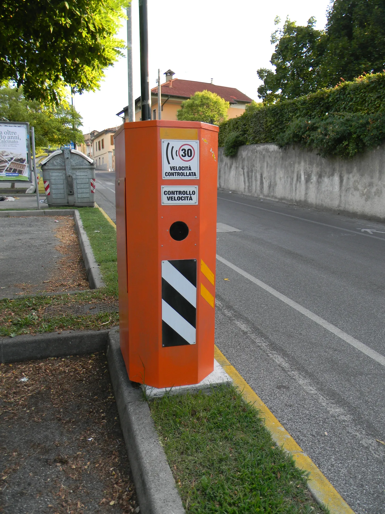 Un autovelox lungo una strada in Italia (immagine d'archivio)