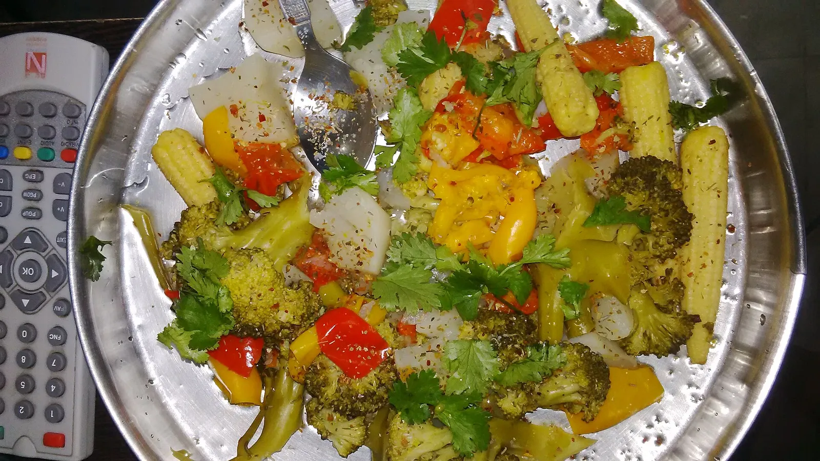 Un piatto con verdure e cibo sano